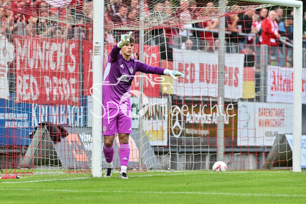 FC Memmingen - FC Bayern Amateure | im Bild Jannis BAERTL (FC Bayern München II #18) / Einzelfoto / Freisteller / Regionalliga Bayern: FC Memmingen - FC Bayern München II; Arena Memmigen am 29.08.2025