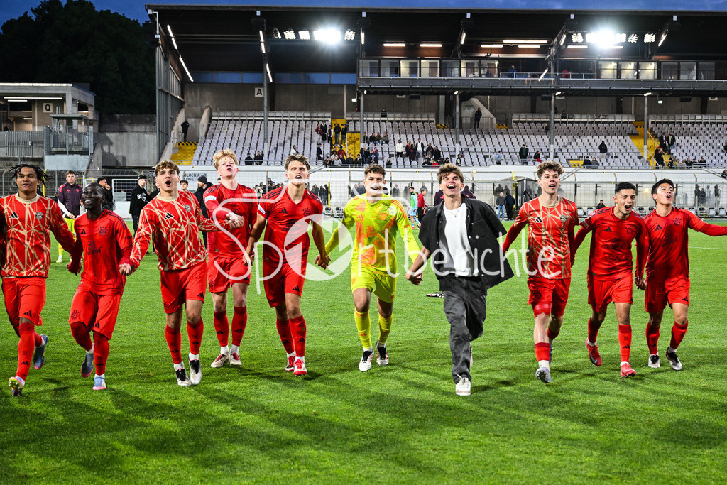 FC Bayern Amateure - Türkgücü München | Die Spieler der Bayern Amateure feiern zusammen mit den Fans nach dem letzten Heimspiel der Saison / Regionalliga Bayern: FC Bayern Muenchen II - Tuerkguecue Muenchen, Gruenwalder Stadion am 09.05.2025