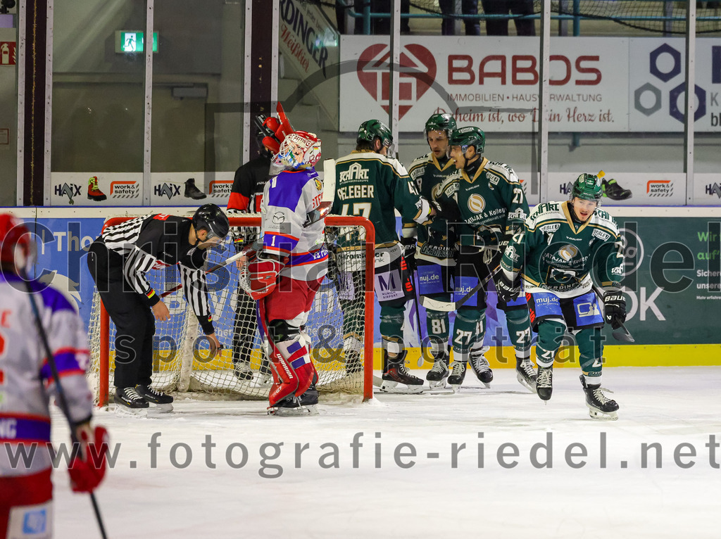 2026-02-15_078_TSV_Erding_gegen_EC_Peiting | Erding, Deutschland, 15.02.2026:Eishockey, Oberliga Süd 2025 / 2026, 47. Spieltag, TSV Erding gegen EC Peiting, Endergebnis: 4:5Jubel nach dem Führungstreffer durch Erik Modlmayr (Erding Gladiators, #21)Foto: Christian Riedel / fotografie-riedel.net