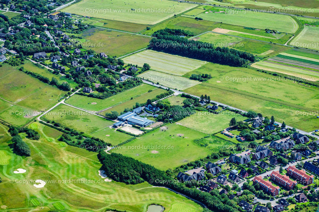 Sylt_Wenningstedtbraderup_Petersen_Stephanie_Tierärztin_Gestüt_Sölring_ELS_7038210625 | WENNINGSTEDT-BRADERUP (SYLT) 13.06.2025 Gebäude des Reitstall und Reiterhof " Sölring " an der Straße Terp Wai in Wenningstedt-Braderup (Sylt) auf der Insel Sylt im Bundesland Schleswig-Holstein, Deutschland. // Building of stables " Soelring " on street Terp Wai in Wenningstedt-Braderup (Sylt) on the island of Sylt in the state Schleswig-Holstein, Germany. Foto: Martin Elsen