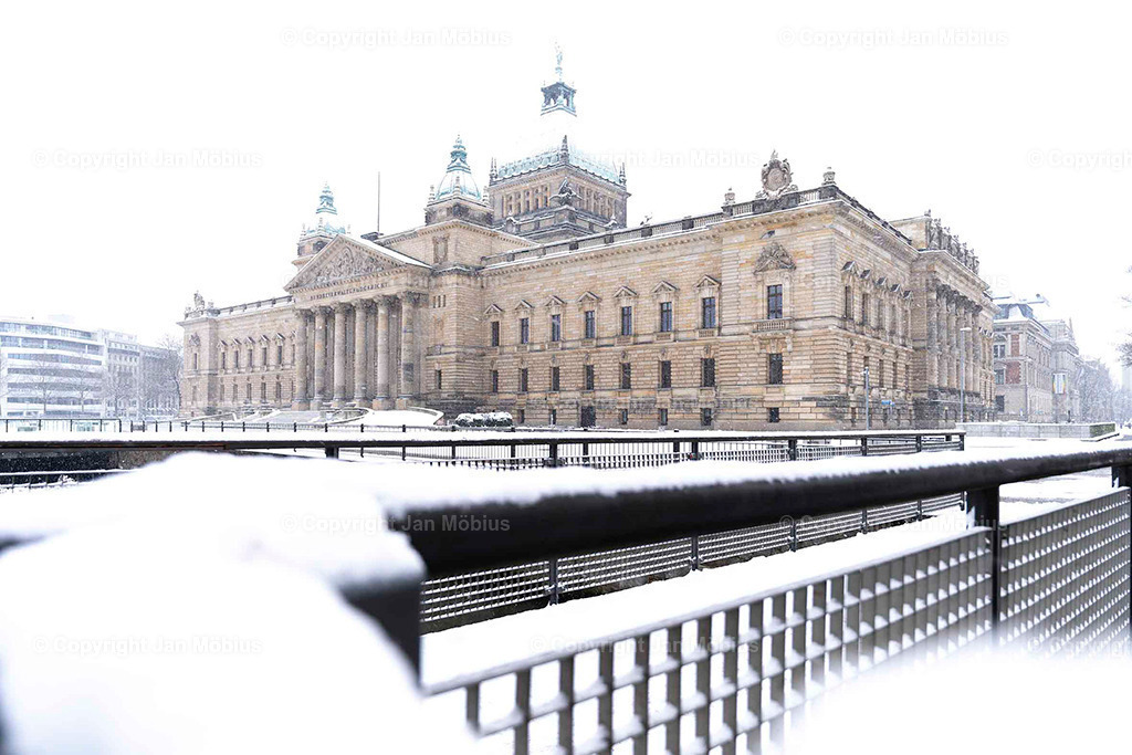 Bundesverwaltungsgericht | Das heutige Bundesverwaltungsgericht in Leipzig blickt auf eine bewegte Geschichte zurück: Ursprünglich als Reichsgericht errichtet, diente das beeindruckende Gebäude später als Bildermuseum. Heute ist es Sitz des höchsten deutschen Gerichts für öffentliches Recht. Die Verbindung aus historischer Architektur, kulturellem Erbe und rechtlicher Bedeutung macht diesen Ort einzigartig – für Besucher, Interessierte und Bildkäufer gleichermaßen. - Realisiert mit Pictrs.com