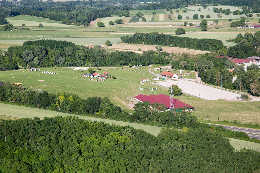 Aerial view: View of the town in Neewiller-près-Lauterbourg in the state Bas-Rhin, France. – Photo: IMG_080168.jpg taken on 06/05/2015 by Werner Riehm/FLY-FOTO.com – Resolution of the original: 5472 x 3648 px