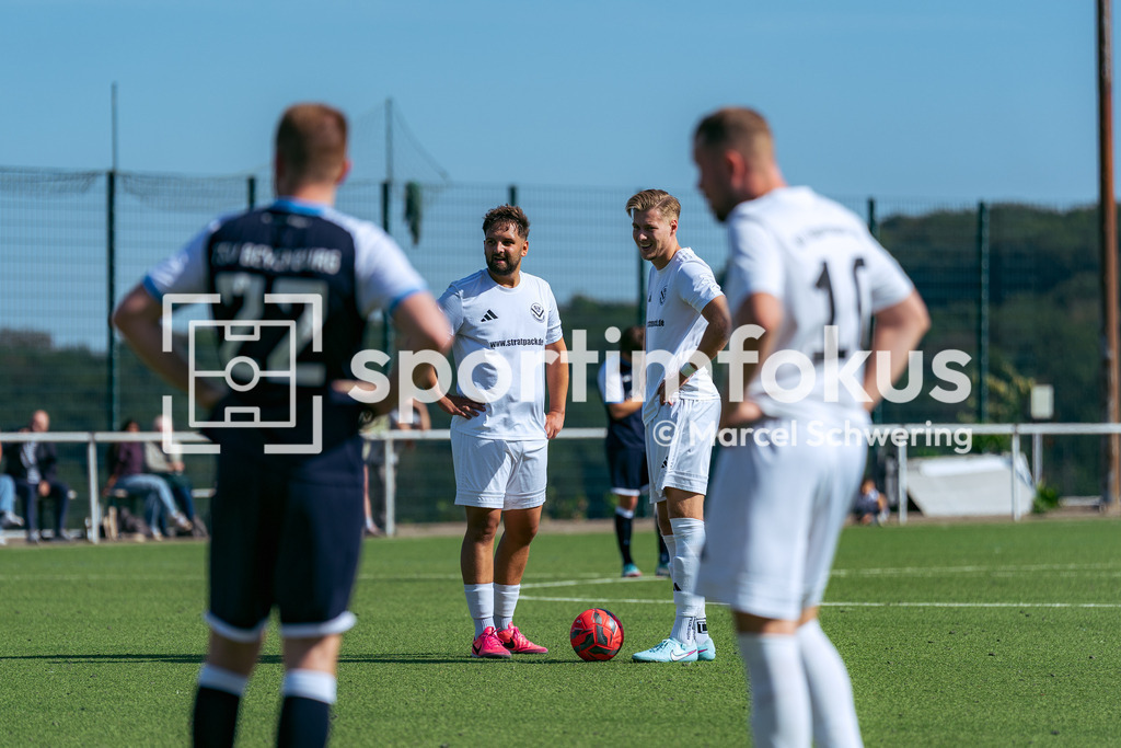 SV Jägerhaus-Linde – TSV Beyenburg | Tom-Vincent Stratmann (4, SV Jägerhaus-Linde) und Sven Christian Gatzenmeier (23, SV Jägerhaus-Linde) bei einem Freistoß (v.l.). Kreisliga A: SV Jägerhaus-Linde gegen TSV Beyenburg, Wuppertal, 27.09.2026. Endstand: 1:2 (0:1). sportimfokus / Marcel Schwering - Realisiert mit Pictrs.com