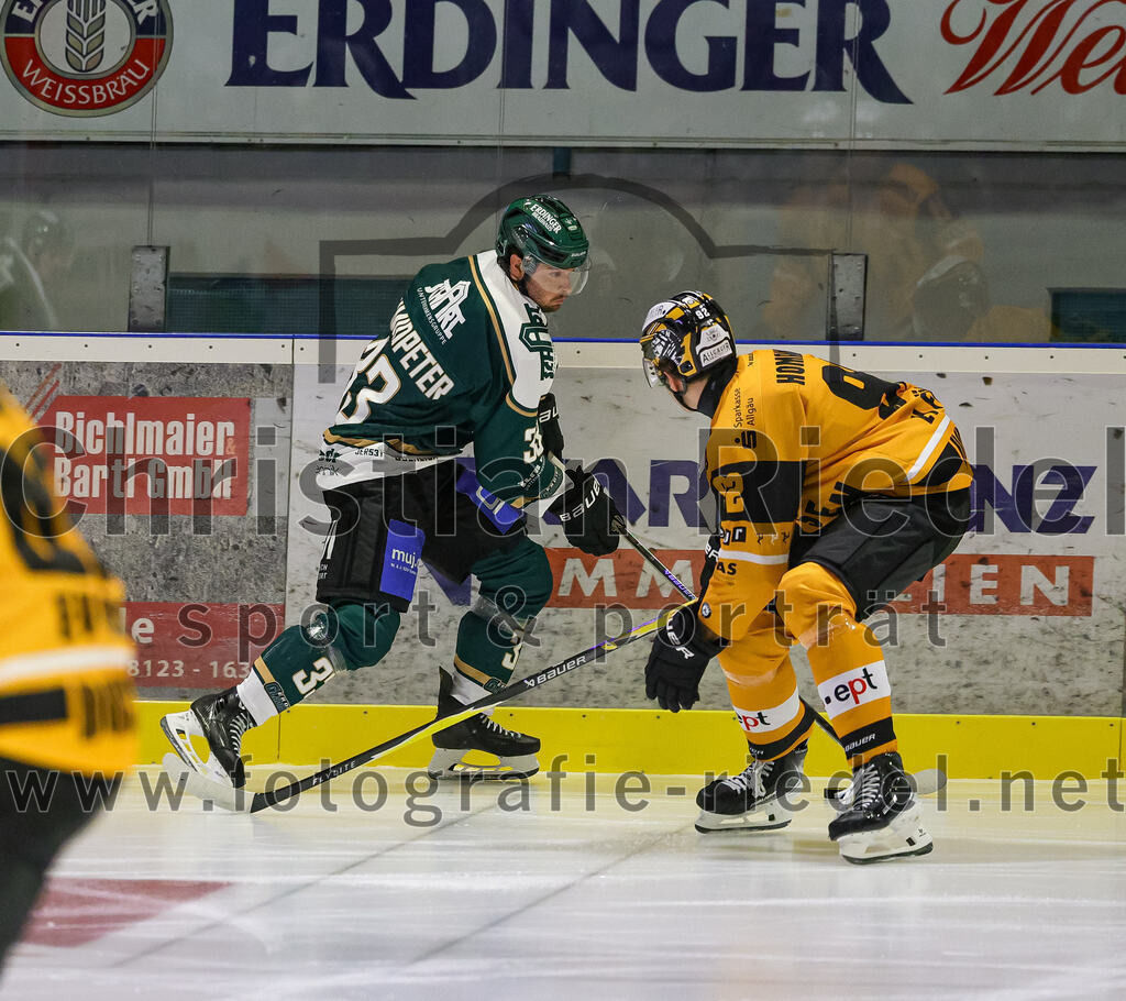2025-08-22_015_TSV_Erding_gegen_EV_Fuessen | Erding, Deutschland, 22.08.2025:Eishockey, Oberliga Süd 2025 / 2026, Testspiel, TSV Erding gegen EV Füssen, Endergebnis: 1:4Marc Schmidpeter (Erding Gladiators, #33), Henry Homann (EV Füssen, #92)Foto: Christian Riedel / fotografie-riedel.net