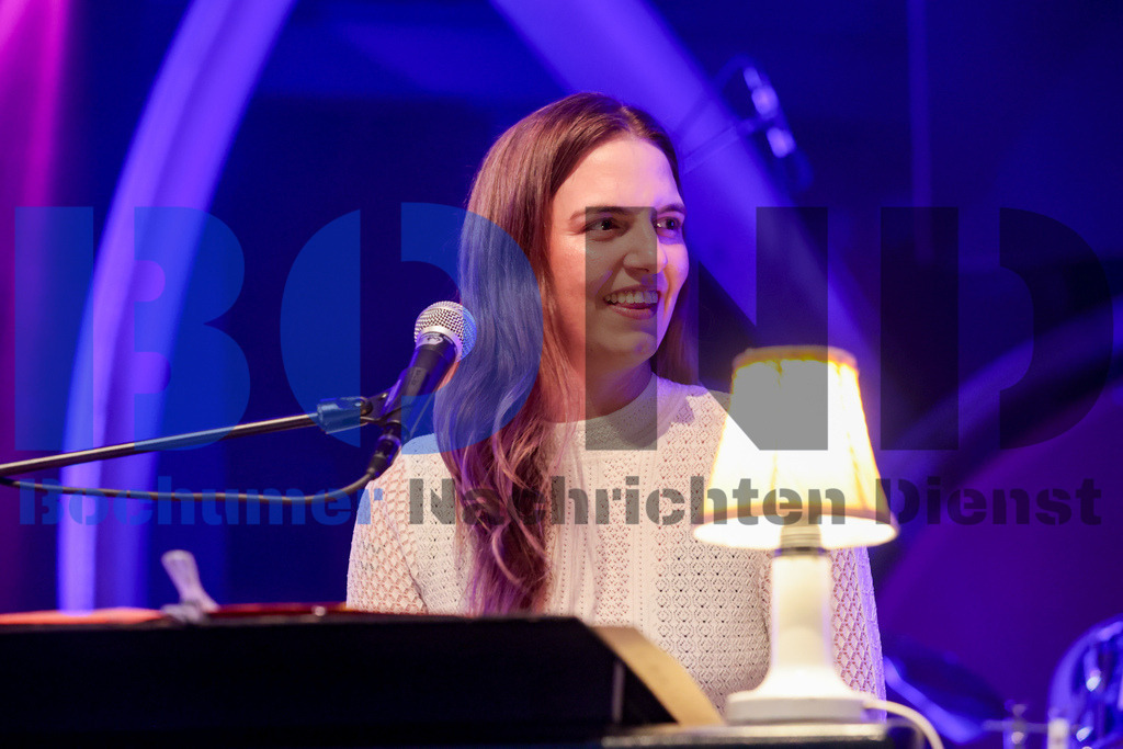 Bochum total 2024 - Die Feuersteins  {date} -  | {headline}(Foto: Sebastian Sendlak / BOND) - Realisiert mit Pictrs.com