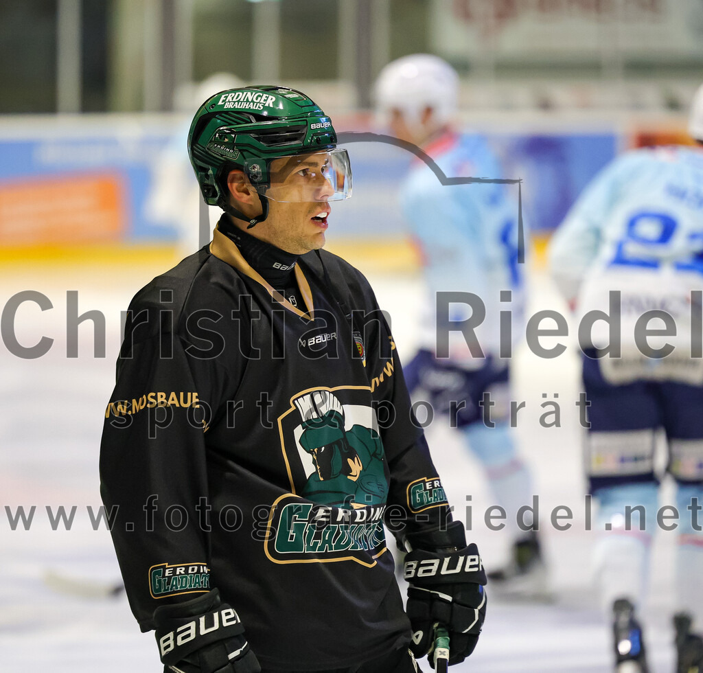 2025-12-23_002_TSV_Erding_gegen_Heilbronner_Falken | Erding, Deutschland, 23.12.2025:Eishockey, Oberliga Süd 2025 / 2026, 29. Spieltag, TSV Erding gegen Heilbronner Falken, Endergebnis: 5:4Mark Waldhausen (Erding Gladiators, #27)Foto: Christian Riedel / fotografie-riedel.net