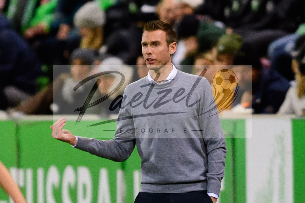 WOBJUV20211118_131 | Fussball, Frauen: Trainer Tommy Stroot (VfL Wolfsburg) gestikuliert, Gestik bei dem Spiel der UEFA Women´s Champions League zwischen VfL Wolfsburg und Juventus Turin im AOK-Stadion am 18.11.2021 in Wolfsburg, Deutschland. - Realisiert mit Pictrs.com