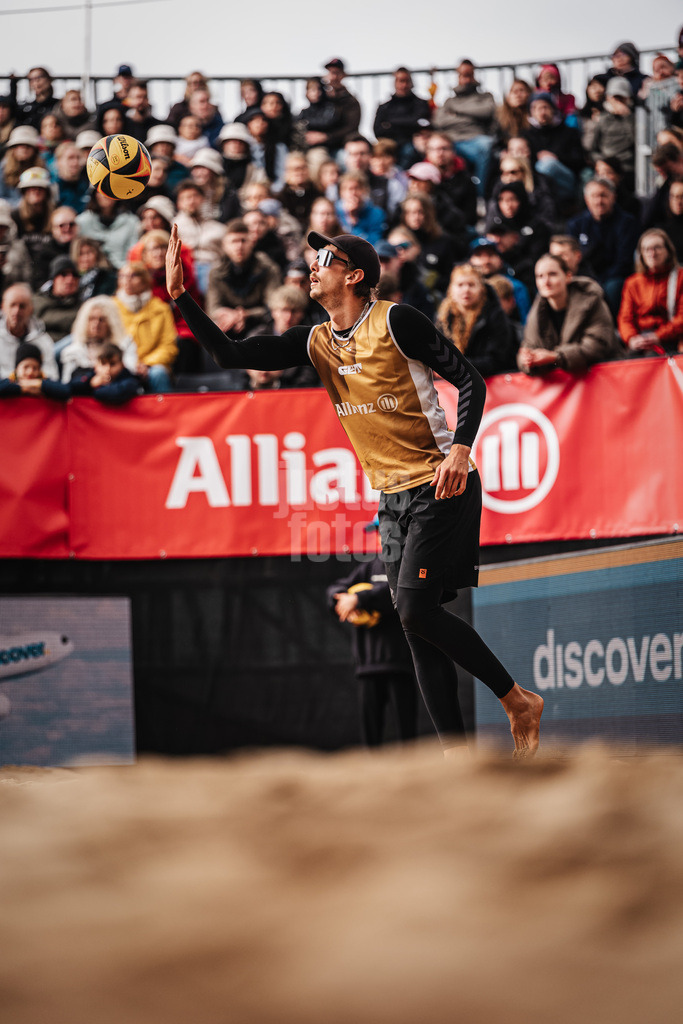 Beachvolleyball | Männer | Allianz German Beach Tour 2026 | Tourstop Düsseldorf | 17.05.2026 | Lukas Pfretzschner beim Aufschlag