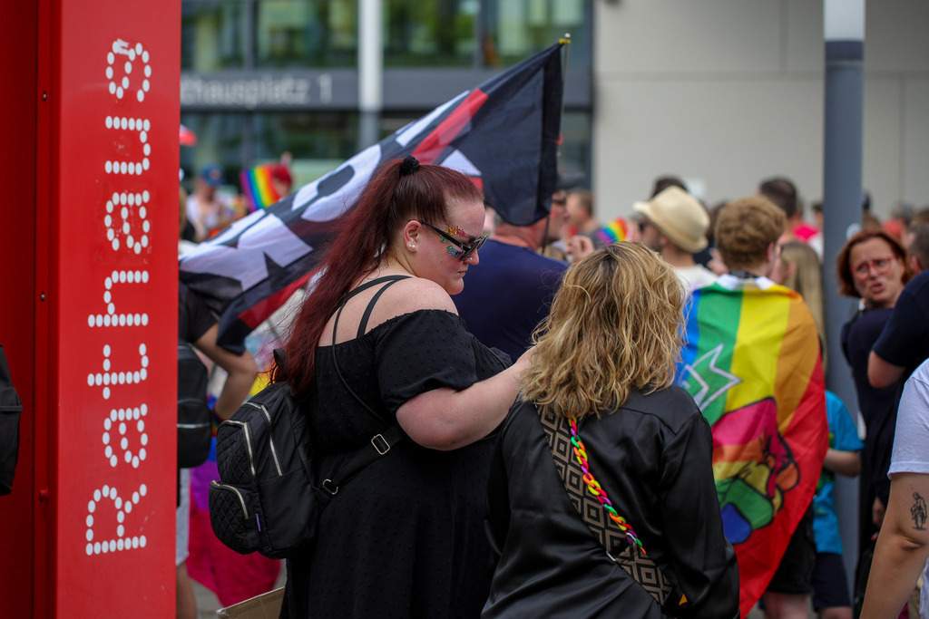 CSD_Moers_190725_131 | Bildergalerie von Sport-Ereignissen aber auch von weiteren spannenden Dingen - nicht nur vom Niederrhein. In Anlehnung an den bekannten Spruch von Hanns Dieter Hüsch heißt das Motto: "Niederrhein ist überall".  - Realisiert mit Pictrs.com