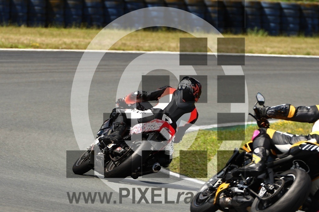 0262-20250719_12620 | Schöne Erinnerungen an spannende Momente - das festzuhalten ist unser Job. PIXELrace.de ist seit 2003 auf den Rennstrecken Europas unterwegs um die Action draußen beim Fahren und die wunderbare Stimmung imm Fahrerlager für euch einzufangen.