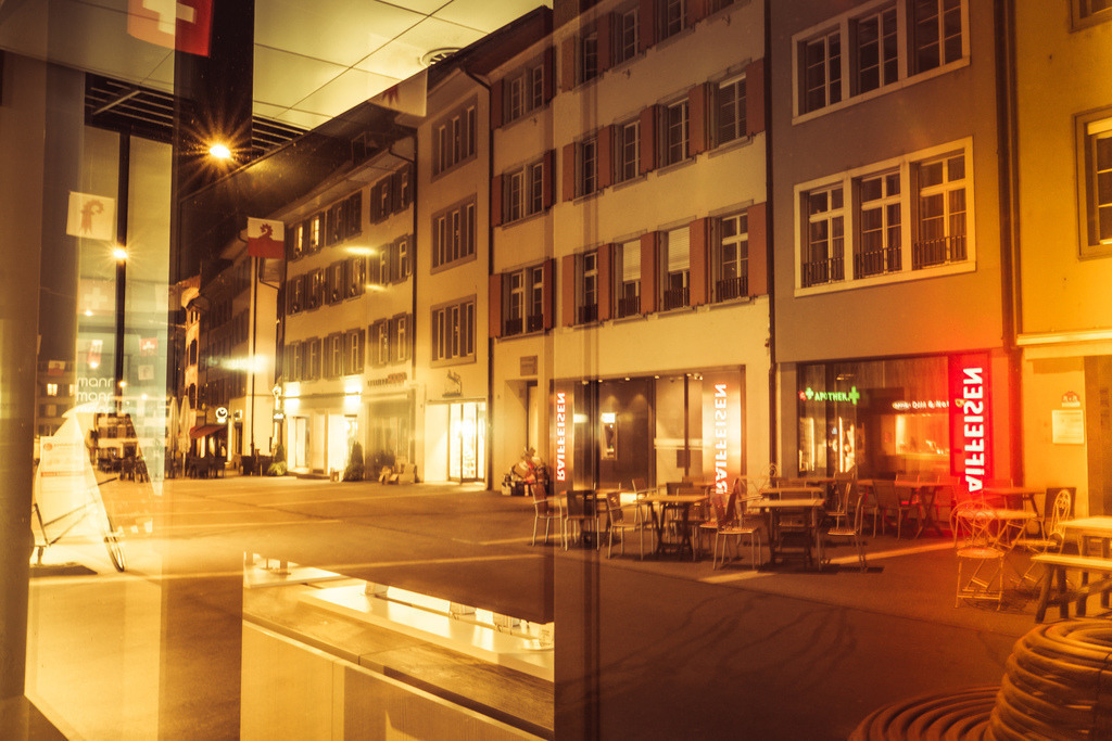 Blick ins Schaufenster an der Rathausstrasse, Liestal | colour, farbig - Realisiert mit Pictrs.com