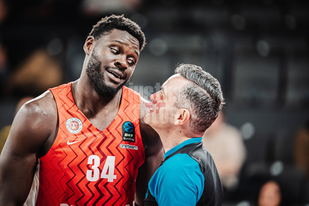 Basketball | Männer | Saison 2024/2025 | BKT EuroCup | Veolia Towers Hamburg vs. Hapoel Bank Yahav Jerusalem | 17.12.2024 | v.l. Derek Ogbeide (#34, Hapoel Jerusalem) und Schiedsrichter Michele Rossi
