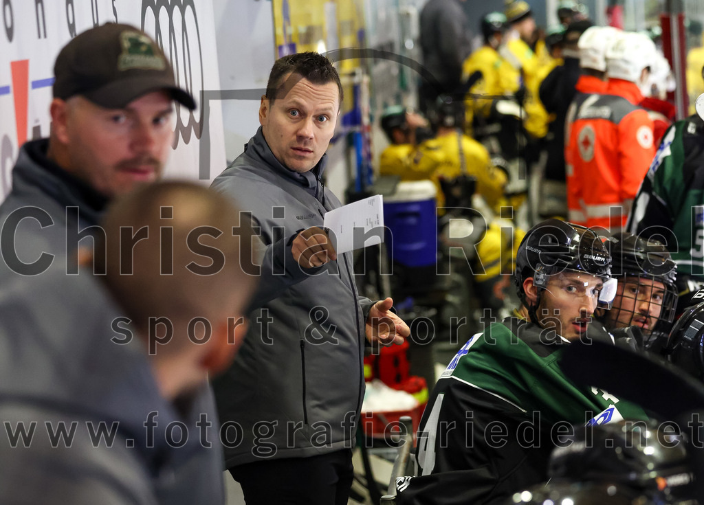 2022-11-20_046_TSV_Erding_gegen_ERSC_Amberg | Erding, Deutschland, 20.11.2022:
Eishockey, Bayernliga 2022 / 2023, 15. Spieltag, TSV Erding gegen ERSC Amberg, Endergebnis: 5:1

Teamchef Felix Schütz (Erding Gladiators), Trainer Bernhard Bittel (Erding Gladiators), Trainer Ales Jirik (Erding Gladiators)

Foto: Christian Riedel / fotografie-riedel.net