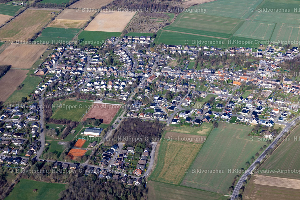 Luftbilder Jülich-9788 | Luftbildfotografie Ortsansicht der Straßen und Häuser der Wohngebiete in Jülich Ortsteil Broich im Bundesland Nordrhein-Westfalen, Deutschland - Realisiert mit Pictrs.com
