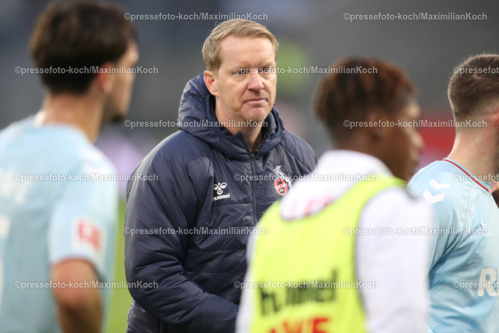 RWE06012402152 | 06.01.2024, Essen, Fußball, Herren, Stadion an der Hafenstraße, Testspiel, Rot-Weiss Essen – 1. FC Köln:  Cheftrainer Timo Schultz (1.FC Köln) steht bei seinem ersten Spiel als neuer Trainer mit seiner Mannschaft zusammen. 
DFB regulations prohibit any use of photographs as image sequences and or quasi-video.