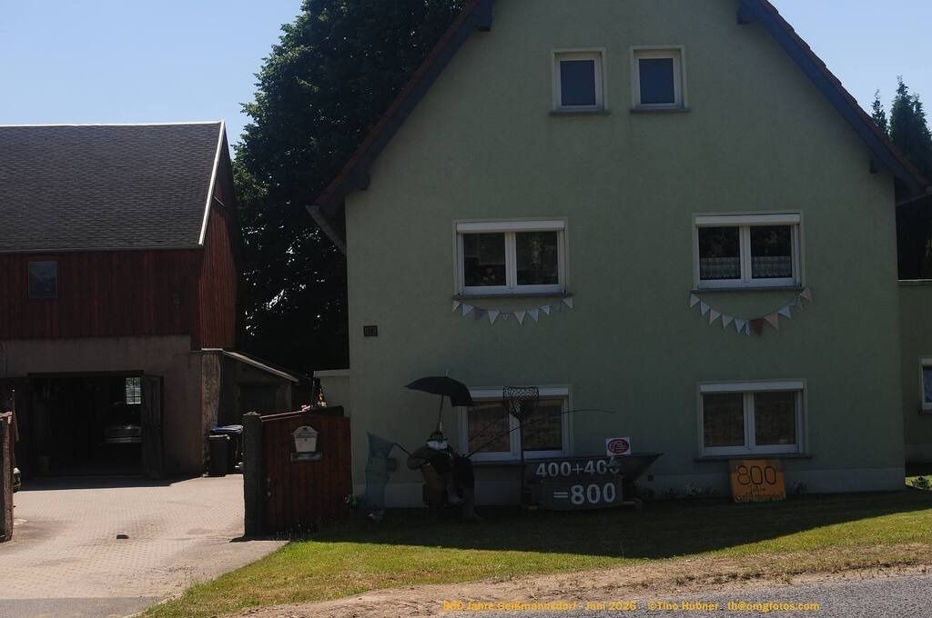 Geißmannsdorf-2026-Ortsbilder-407 | Geißmannsdorf bei Bischofswerda im Sommer 2026. Ein fotografischer Streifzug durch das Dorf Geißmannsdorf, mit Gebäuden, Straßen, Strohpuppen und geschmückten Vorgärten und Grundstücken anlässlich der 800-Jahr-Feier von Geißmannsdorf im Juni 2026 - Realisiert mit Pictrs.com