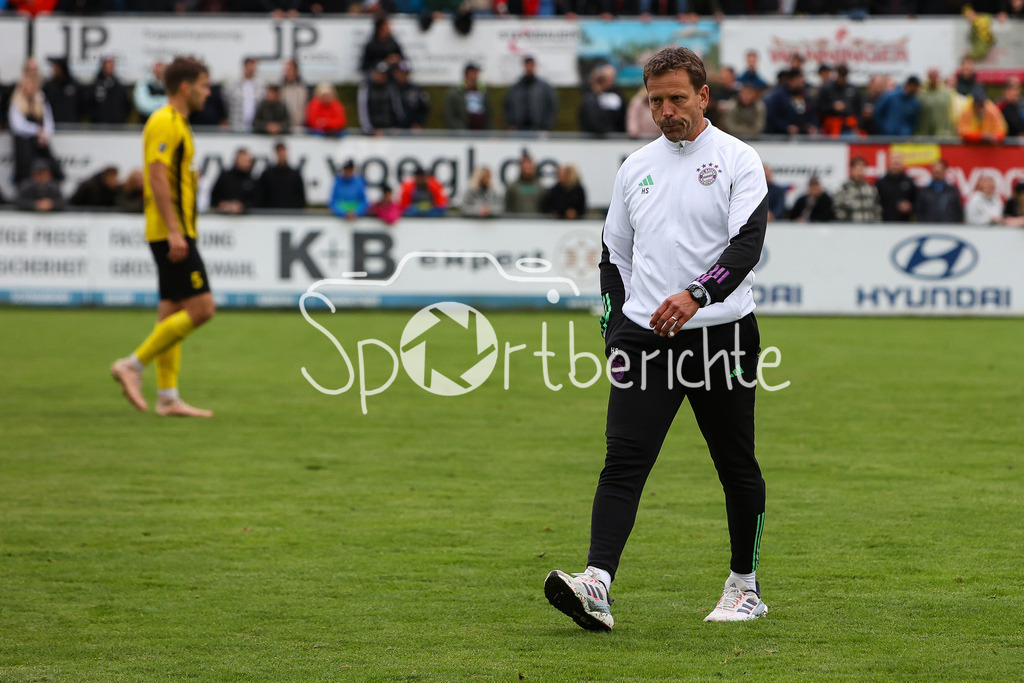 DJK Vilzing - FC Bayern Amateure | Holger SEITZ ist nach der Aktion der Bayern Fans gespannt wie es weitergeht  Ultras / Pyro / Boeller / Spielunterbrechung / Freisteller / Einzelfoto