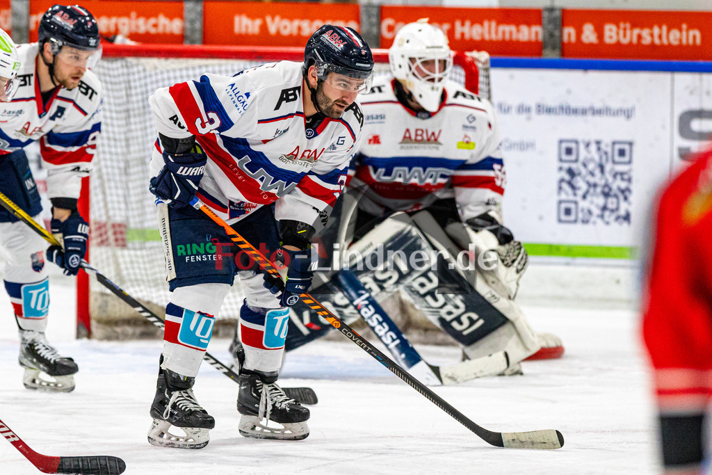 TSV Peißenberg Miners vs ESC Kempten SHARKS | Eishockey Bayernliga 2023/2024, TSV Peißenberg Miners vs ESC Kempten SHARKS, 20240121,
Warten auf den Bully,
2024-01-21 in Peißenberg (Eisstadion)
3 Timo SCHIRRMACHER (SHARKS 3), 52 Jakob NERB (SHARKS Goalie 52), 91 Mauro SEIDER (SHARKS 91)
Copyright: WolfgangxLindner foto-lindner.de