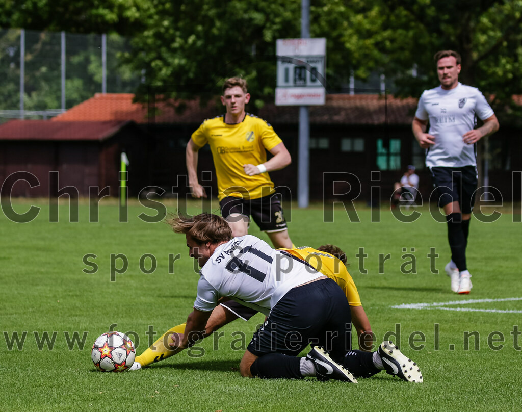 2023-07-23_076_SV_Anzing_gegen_SC_Kirchasch | Anzing, Deutschland, 23.07.2023:
Fußball, Kreisliga 2023 / 2024, Testspiel, SV Anzing gegen SC Kirchasch, Endergebnis: 5:1

Andreas Hetzel (SV Anzing, #11), Thomas Angermaier (SC Kirchasch, #17)

Foto: Christian Riedel / fotografie-riedel.net