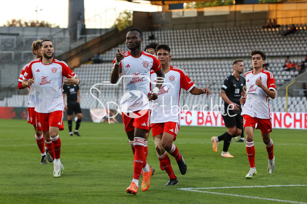 FC Bayern Amateure - FC Memmingen | Desire SEGBE AZANKPO (FCB #34)  jubelt mit seinen Teamkollegen nach seinem Elfmetertor zum 2-1 fuer die Bayern / Tor / Elfmeter / Jubel / Freude