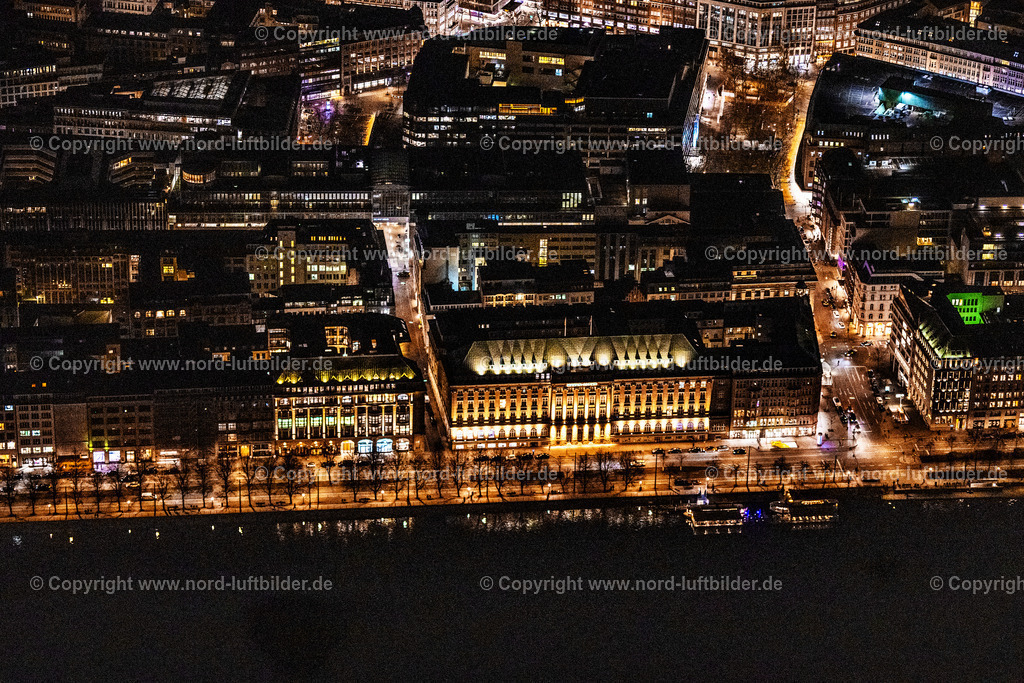 Hamburg_Alster_Hotel_Vier_Jahreszeiten_Nachtaufnahme_ELS_6845060325 | HAMBURG 06.03.2025 Nacht- Lichter und Beleuchtung Gebäudekomplex der Hotelanlage " Fairmont Hotel Vier Jahreszeiten " am Neuer Jungfernstieg am Ufer der Binnenalster in Hamburg, Deutschland. // Night lighting complex of the hotel building " Fairmont Hotel Vier Jahreszeiten " on Neuer Jungfernstieg in Hamburg, Germany. Foto: Martin Elsen