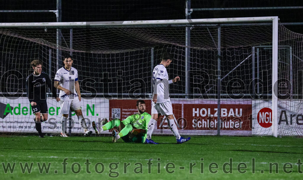 2024-03-15_076_FC_Schwaig_gegen_1_FC_Garmisch-Partenkirchen | Oberding, Deutschland, 15.03.2024:
Fußball, Landesliga Südost 2023 / 2024, 25. Spieltag, FC Schwaig gegen 1. FC Garmisch-Partenkirchen, Endergebnis: 4:0

Joshua Steindorf (FC Schwaig, #33), Florian Langenegger (1. FC Garmisch-Partenkirchen, #28), Torwart David Salcher (1. FC Garmisch-Partenkirchen, #1), Nicolai Bierling (1. FC Garmisch-Partenkirchen, #5)

Foto: Christian Riedel / fotografie-riedel.net