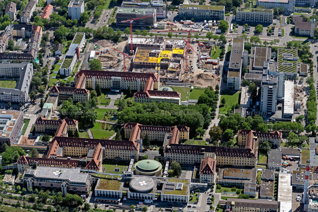 4033519 | FREIBURG IM BREISGAU 30.06.2020 Universitätsklinikum an der Breisacher Straße im Ortsteil Stühlinger in Freiburg im Breisgau im Bundesland Baden-Württemberg. Auf dem Baustellengelände entsteht das neue Zentrum für Kinder- und Jugendmedizin. Weiterführende Informationen bei: Architects Collective ZT-GmbH,  Klinik für Psychiatrie und Psychotherapie,  MOSER GmbH &amp; Co. KG,  RRP Architekten + Ingenieure GbR,  Universitätsklinikum Freiburg. // Construction works for the new and modern cildren`s clinic on the hospital grounds of the University Medical Center in Freiburg in Breisgau in the state Baden-Wurttemberg. Further information at: Architects Collective ZT-GmbH,  Klinik fuer Psychiatrie und Psychotherapie,  MOSER GmbH &amp; Co. KG,  RRP Architekten + Ingenieure GbR,  Universitaetsklinikum Freiburg. Foto: Gerhard Launer