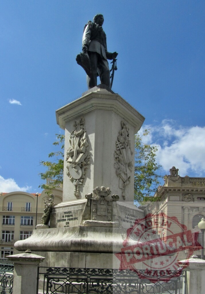 Statue of Pedro V of Portugal in Lisbon city | Bronze statue of King Pedro V standing on stone monument in Rossio Square, Lisbon, Portugal - Realisiert mit Pictrs.com