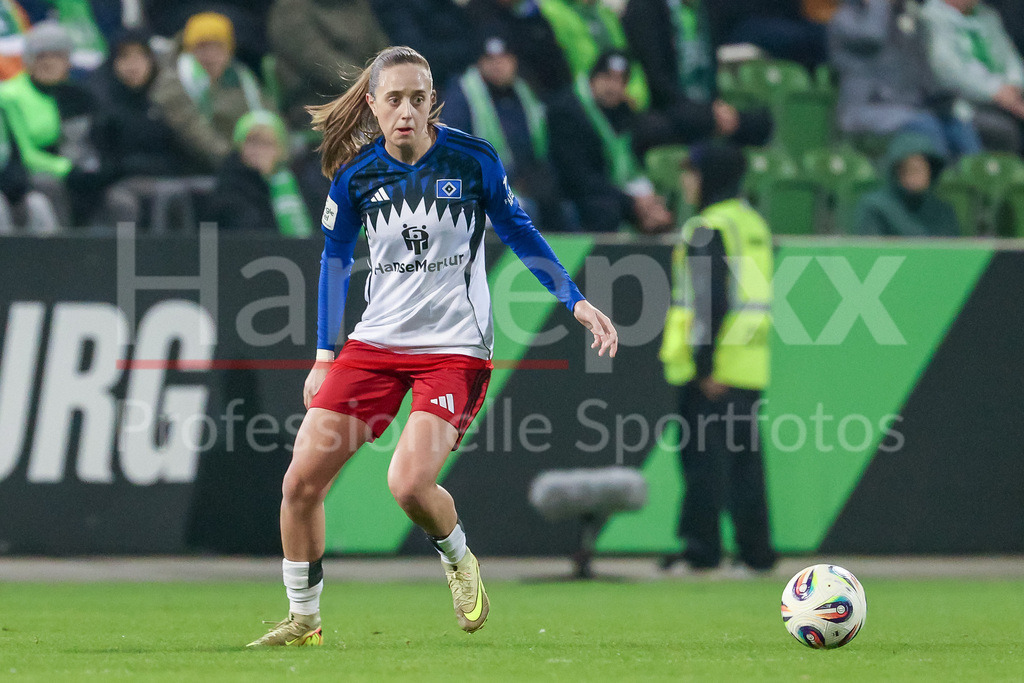 Fussball, Google Pixel Frauen-Bundesliga, VfL Wolfsburg - Hamburger SV | Victoria Schulz (Hamburger SV, 19) am Ball, Freisteller, Einzelbild, Ganzkörper, Aktion, Action, Spielszene, DIE DFB-RICHTLINIEN UNTERSAGEN JEGLICHE NUTZUNG VON FOTOS ALS SEQUENZBILDER UND/ODER VIDEOÄHNLICHE FOTOSTRECKEN. DFB REGULATIONS PROHIBIT ANY USE OF PHOTOGRAPHS AS IMAGE SEQUENCES AND/OR QUASI-VIDEO.
