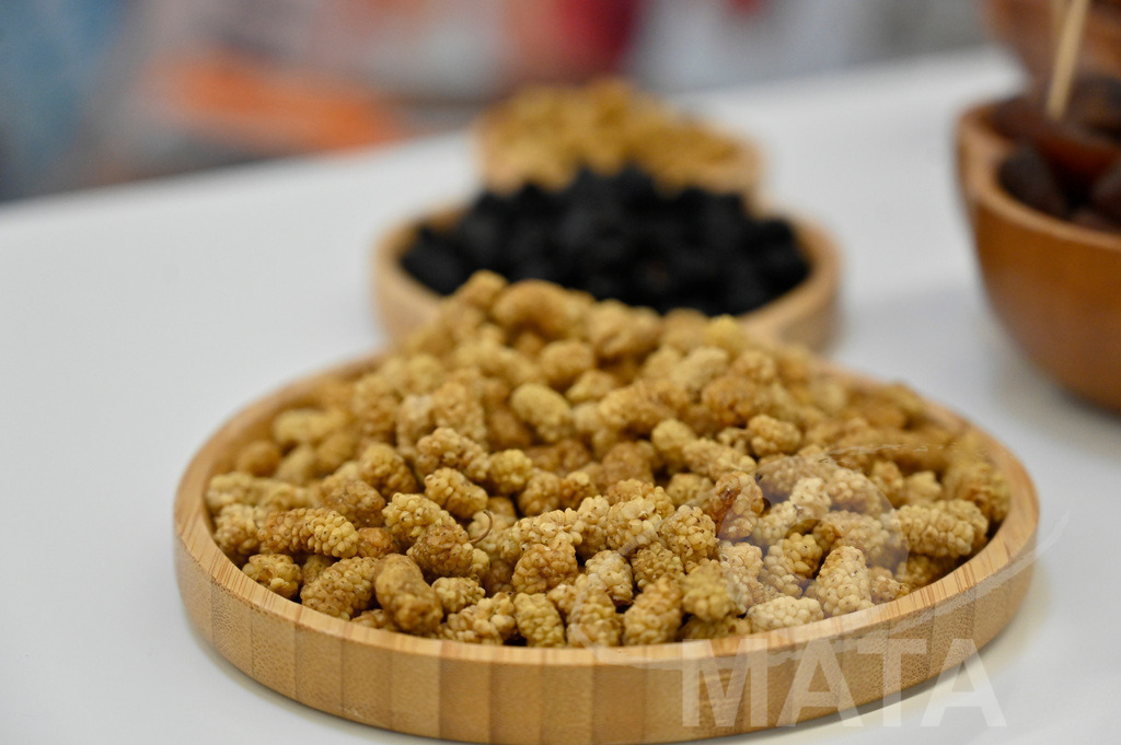_DW03261 | Das Herz der internationalen Bio-Branche schlug vom 26.–29.07.2022 für vier Tage in Nürnberg. Die BIOFACH, Weltleitmesse für Bio-Lebensmittel, und die VIVANESS, Internationale Fachmesse für Naturkosmetik, meldet sich mit der einmaligen „Summer Edition“ zurück. Groß war die Wiedersehensfreude der über 24.000 Fachbesucher aus 137 Ländern. Im Fokus: Der persönliche Austausch, Networking und vertiefte Gespräche zu den Themen der Zeit. Aber auch: Neuheiten und Trends entdecken und eintauchen mit allen Sinnen in die Produktvielfalt der 2.276 Aussteller aus 94 Ländern. Nürnberg, 29.07.2022 - Realisiert mit Pictrs.com