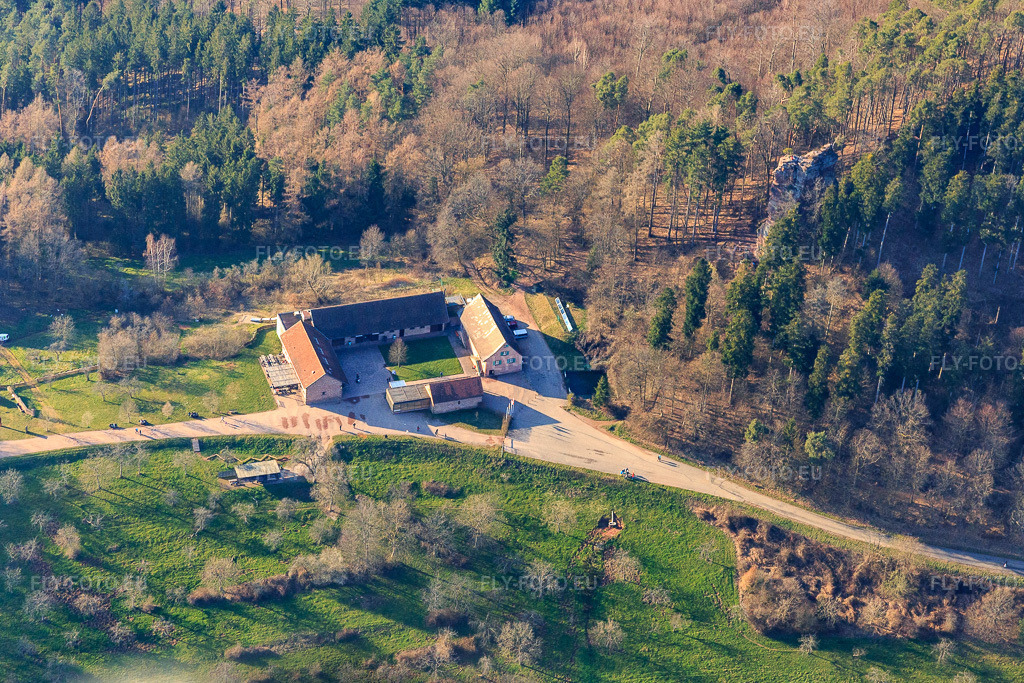 Vue aérienne: Café des 4 Châteaux et Boutique et Billetterie Burg Fleckenstein à Lembach dans le département Bas Rhin, France.Photo: IMG_086701.jpg prise le 26/03/2016 par Werner Riehm/FLY-FOTO.euRésolution de l'original: 4926 x 3284 pxWWW.FLECKENSTEIN.FRWWW.FLECKENSTEIN.FR