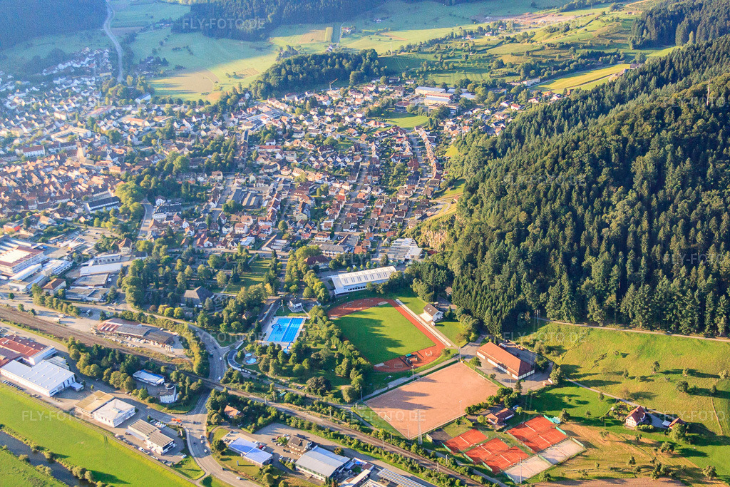 Luftbild: Ortsansicht von Nordosten in Haslach im Kinzigtal im Bundesland Baden-Württemberg in Deutschland. – Foto: IMG_59376.jpg vom 16.08.2013 durch Werner Riehm/FLY-FOTO.de – Auflösung des Originals: 4752 x 3168 px