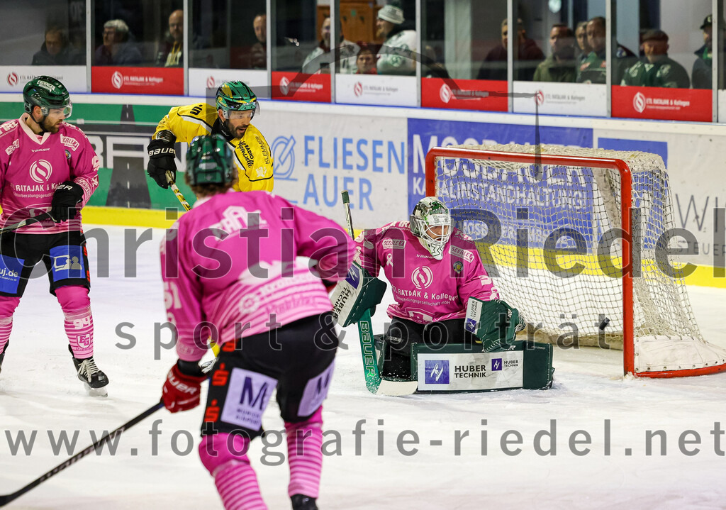 2025-10-28_080_TSV_Erding_gegen_Toelzer_Loewen | Erding, Deutschland, 28.10.2025:Eishockey, Oberliga Süd 2025 / 2026, 13. Spieltag, TSV Erding gegen Tölzer Löwen, Endergebnis: 2:5Markus Eberhardt (Erding Gladiators, #94), Moritz Köttstorfer (Erding Gladiators, #61), Torwart Leon Meder (Erding Gladiators, #39)Foto: Christian Riedel / fotografie-riedel.net