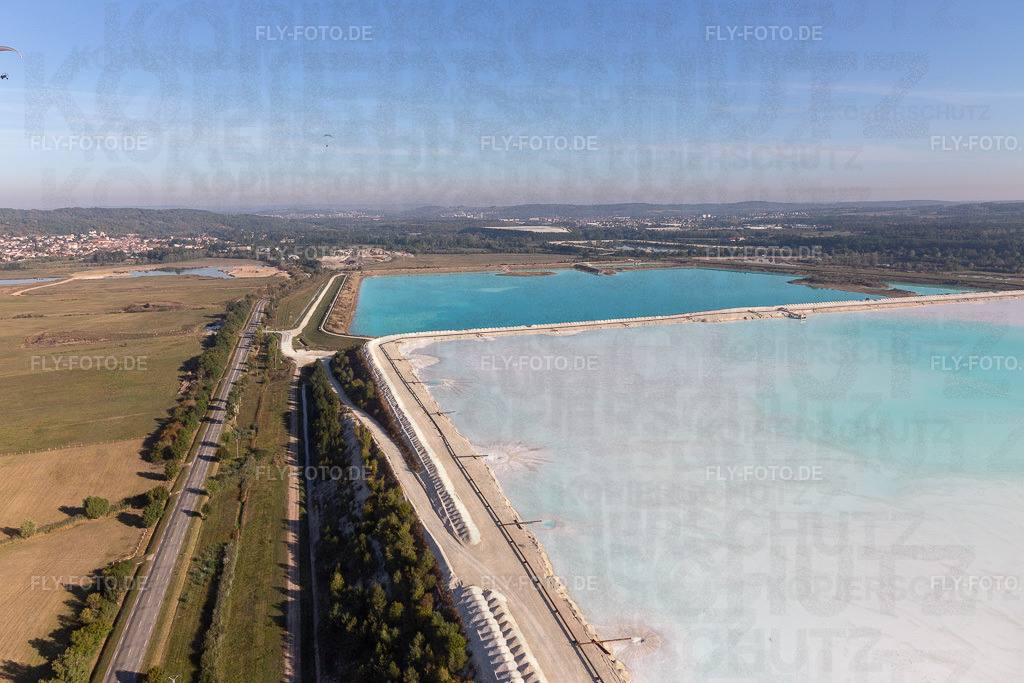 Türkisblaue Salinebecken zur Kalisalzgewinnung der Compagnie des Salins du Midi et des Salines de l'Est SA in Vigneulles in Grand Est | Luftbild: Türkisblaue Salinebecken zur Kalisalzgewinnung der Compagnie des Salins du Midi et des Salines de l'Est SA in Vigneulles in Grand Est in Rosières-aux-Salines im Bundesland Meurthe-et-Moselle in Frankreich. Foto: IMG_118250.jpg vom 15.09.2019 durch Werner Riehm/FLY-FOTO.de - Realisiert mit Pictrs.com