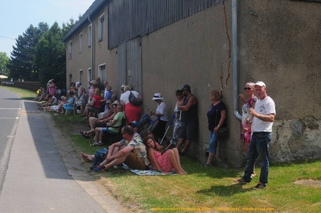 Geißmannsdorf-2026-Festumzug-034 | Festumzug in Geißmannsdorf bei Bischofswerda im Juni 2026. Fotografische Eindrücke und Momentaufnahmen vom Festumzug anläßlich des 800-jährigen Bestehens von Geißmannsdorf - mit Teilnehmern und Gästen, Strohpuppen und geschmückten Vorgärten und Grundstücken - Realisiert mit Pictrs.com