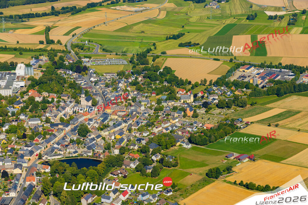 Luftaufnahme der Stadt Kirchenlamitz - Die Luftaufnahme wurde 2025 vom UL-Flugzeug heraus erstellt ( keine Drohne ) - Hochauflösende Luftaufnahme - für professionelle Ausdrucke geeignet. Die Geschenkidee !Mit Lizenz und Bildrechte bestellbar