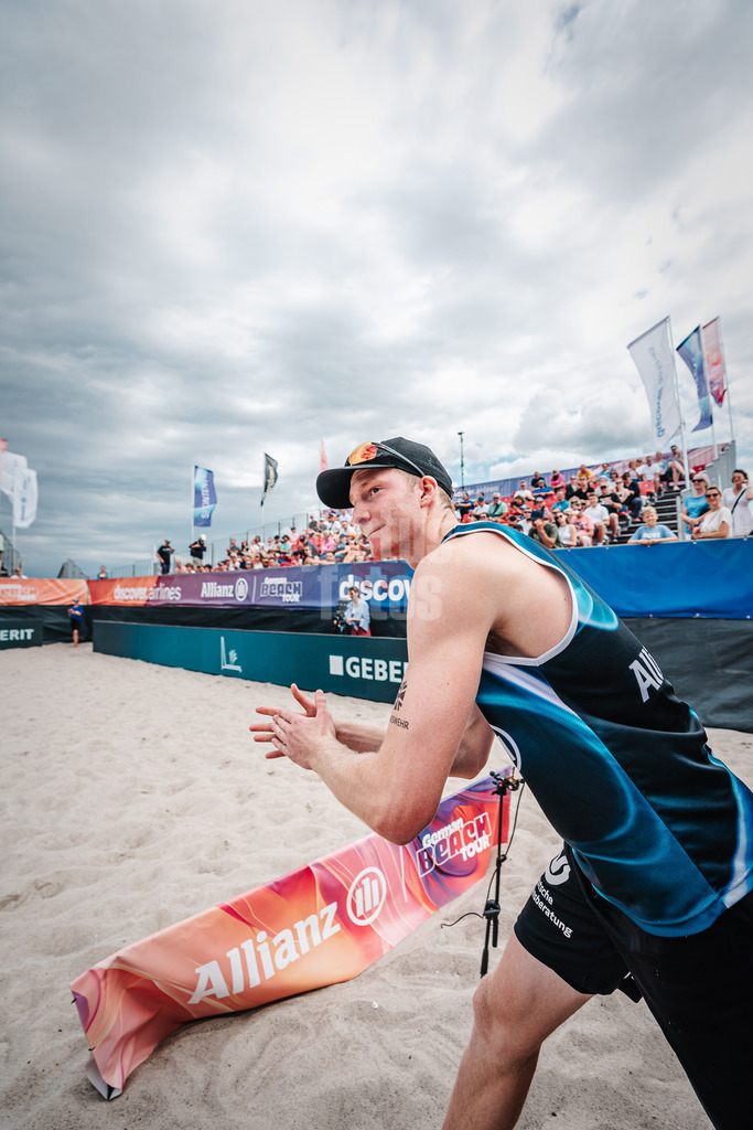 Beachvolleyball | Männer  | Allianz German Beach Tour 2024 | Tourstop Kühlungsborn | 10.08.2024 | Philipp Huster läuft in die Arena ein