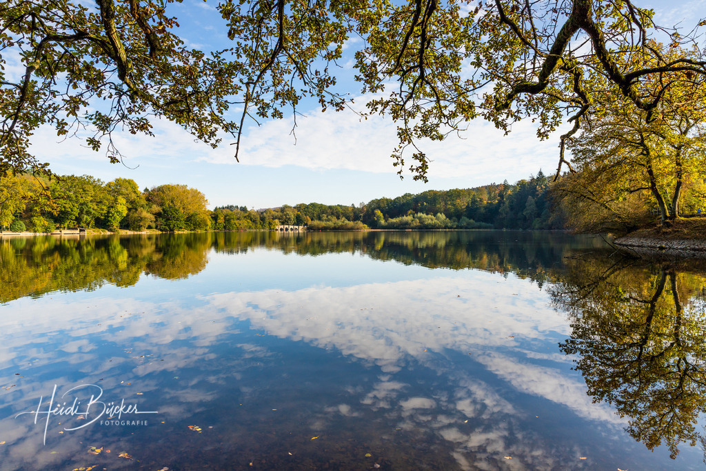 Blick über den Möhnesee zur Wameler Brücke | Der Möhnesee liegt am Rand des Sauerlandes, zwischen Soester Börde und Arnsberger Wald - Realisiert mit Pictrs.com