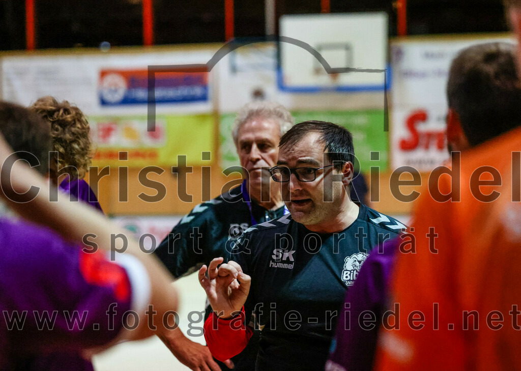 2023-11-11_061_SpVgg_Altenerding_gegen_HC_Donau-Paar | Erding, Deutschland, 11.11.2023:
Handball, Bezirksoberliga Männer 2023 / 2024, 7. Spieltag, SpVgg Altenerding gegen HC Donau/Paar, Endergebnis: 44:32

Trainer Simon Klawe (Spvgg Altenerding)

Foto: Christian Riedel / fotografie-riedel.net