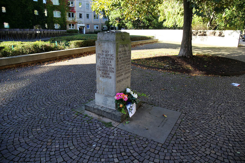Foto: Leipzig - Synagogendenkmal - Gedenkstein | Das Team hinter BILDLEXIKON LEIPZIG bündelt historische wie aktuelle Informationen über die Stadt Leipzig in Text und Bild auf einer Plattform und stellt diese der interessierten Öffentlichkeit zur Verfügung.