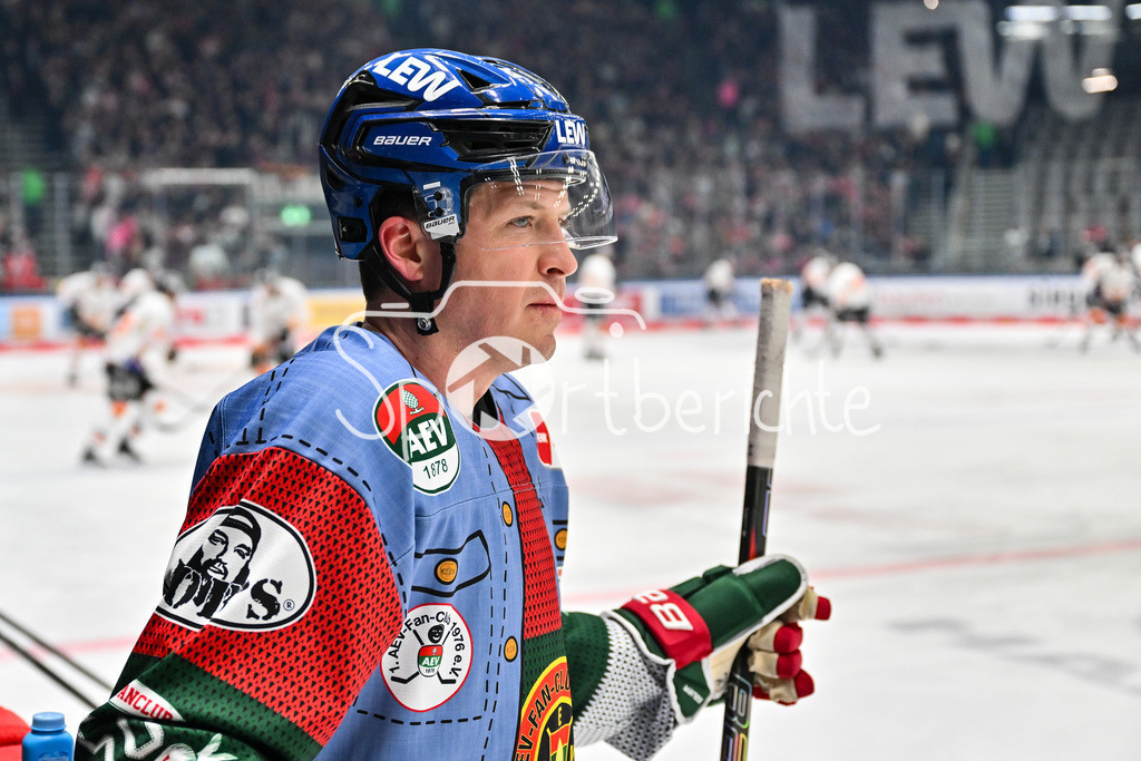 Augsburger Panther - Grizzlys Wolfsburg | AUGSBURG, GERMANY - 15. MARCH: Im Bild T. J. TREVELYAN (Augsburger Panther 24) beim warmup vor dem Match zwischen den Augsburger Panthern und den Grizzlys Wolfsburg am 52. Spieltag der Penny DEL im Curt Frenzel Stadion