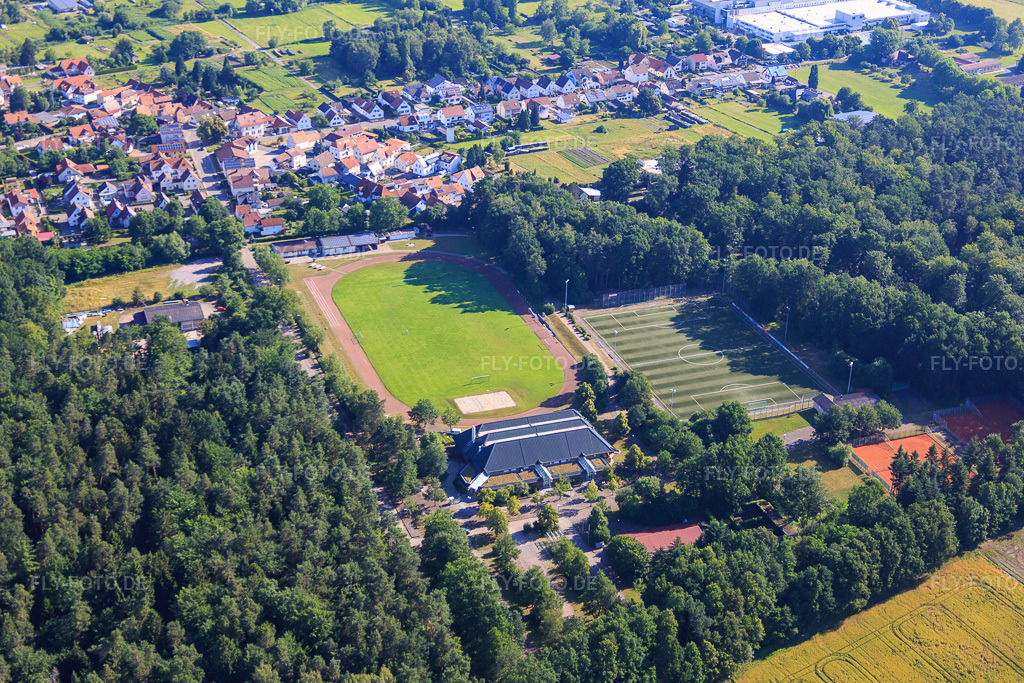 Luftbild: Stadion des TuS 1908 Schaidt und Sporthalle im Ortsteil Schaidt in Wörth im Bundesland Rheinland-Pfalz in Deutschland. Foto: IMG_083062.jpg vom 26.06.2015 durch Werner Riehm/FLY-FOTO.deWWW.TUS08-SCHAIDT.DE