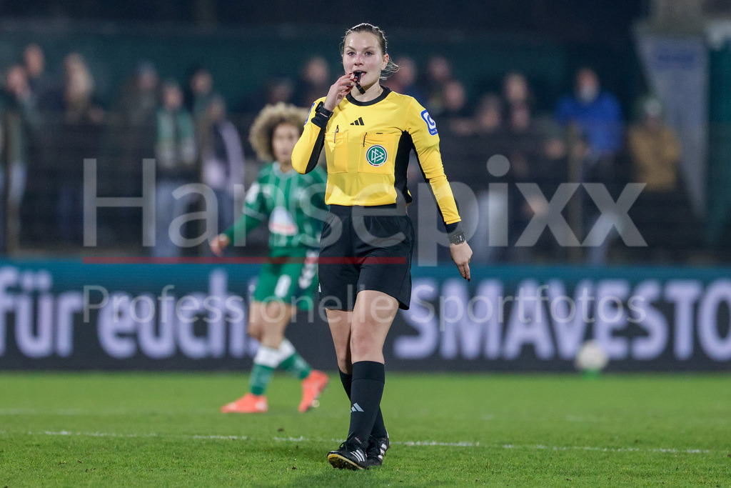 Fussball, Google Pixel Frauen-Bundesliga, SV Werder Bremen - Bayer 04 Leverkusen | Schiedsrichterin Selina Menzel hat die Pfeife im Mund, DIE DFB-RICHTLINIEN UNTERSAGEN JEGLICHE NUTZUNG VON FOTOS ALS SEQUENZBILDER UND/ODER VIDEOÄHNLICHE FOTOSTRECKEN. DFB REGULATIONS PROHIBIT ANY USE OF PHOTOGRAPHS AS IMAGE SEQUENCES AND/OR QUASI-VIDEO.