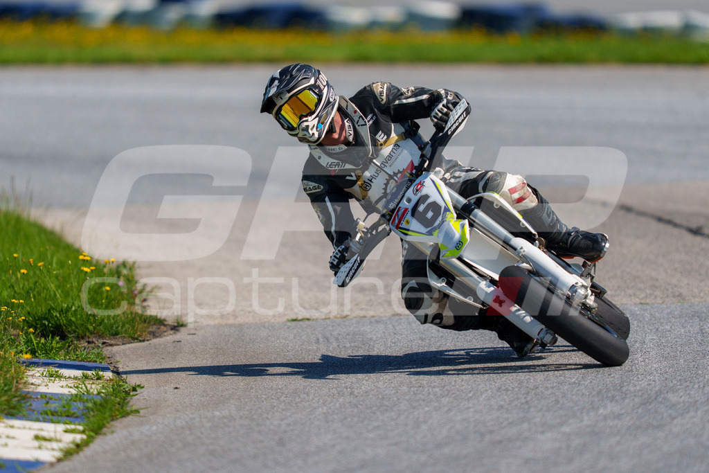SuperMoto_Staatsmeisterschaft_Greinbach_290 | GRIPcapture steht für authentische Sportfotografie in Österreich – für Momente, die mehr sind als Geschwindigkeit oder Ergebnis. Es geht um Emotion, Spannung, Fokus und den Augenblick, der oft nur einen Wimpernschlag dauert.Ob Motorsport, Teamsport oder 