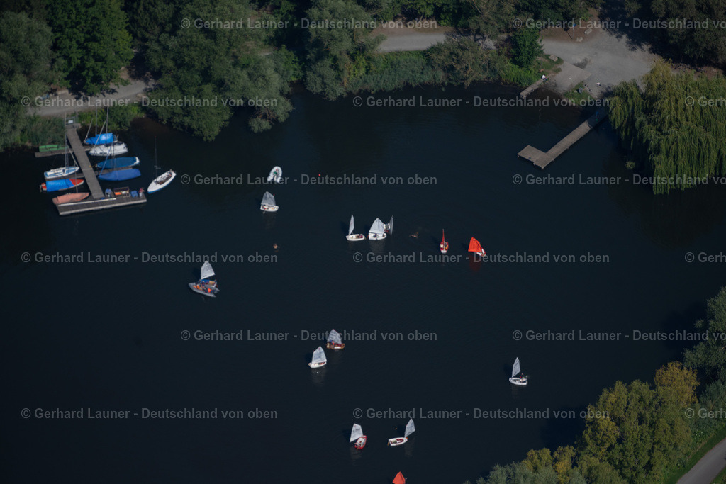 4035400 | BRAUNSCHWEIG 31.07.2020 Sportboot- Segelschiff mit weißen Seggeln in Fahrt auf dem Südsee im Ortsteil Heidberg-Melverode in Braunschweig im Bundesland Niedersachsen, Deutschland. // Sailboat under way on Suedsee in the district Heidberg-Melverode in Brunswick in the state Lower Saxony, Germany. Foto: Gerhard Launer