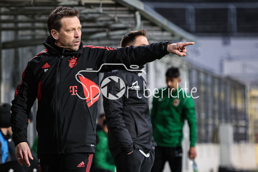FC Bayern Amateure - FC Augsburg II | Bayern Trainer Holger SEITZ in Aktion / Freisteller / Einzelfoto
