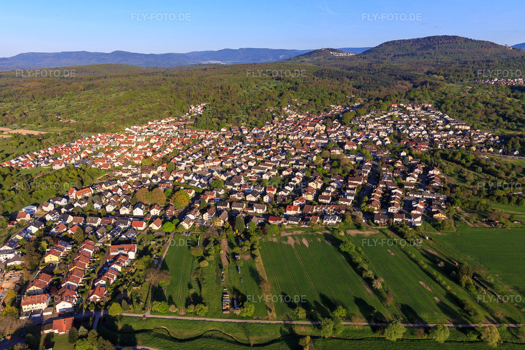 Luftbild: Ortsansicht von Westen im Ortsteil Haueneberstein in Baden-Baden im Bundesland Baden-Württemberg in Deutschland. Foto: IMG_099170.jpg vom 23.04.2017 durch Werner Riehm/FLY-FOTO.de