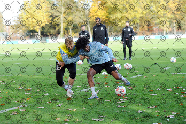 RGE_7940b | Hertha BSC, 2.Bundesliga, Herren, Saison 2025/26, Training, im Bild von li. Julian Eitschberger ( Hertha BSC ),  Jeremy Dudziak ( Hertha BSC ),   Fotograf:  Ralf Gebhardt,  - Realisiert mit Pictrs.com