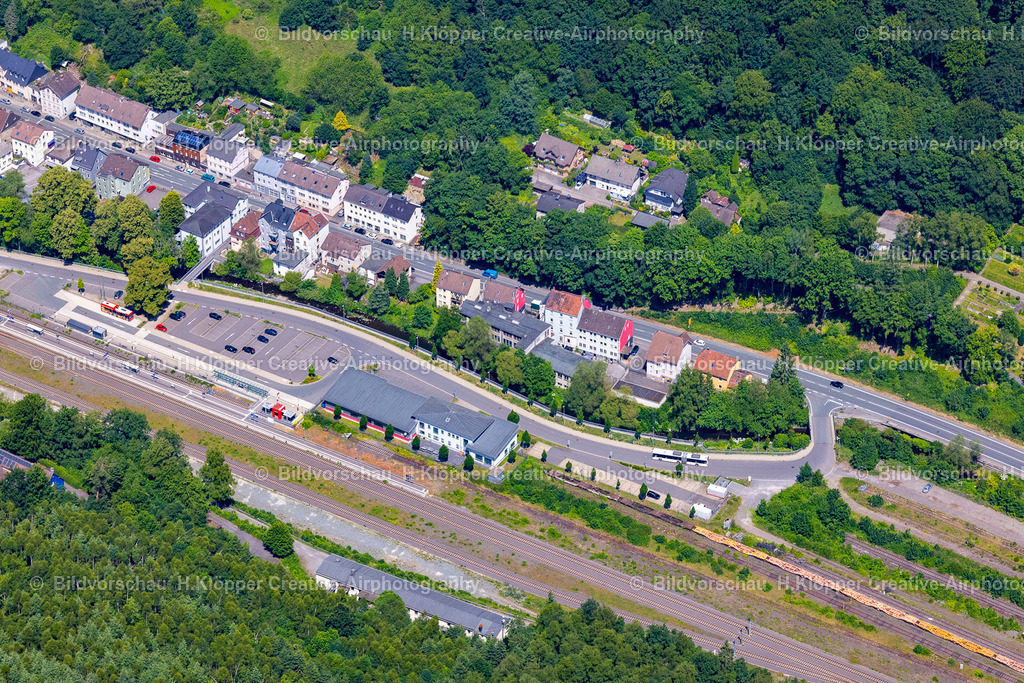 Luftbild Lüdenscheid-5014 | Luftbildfotografie Gleisverlauf und Bahnhofsgebäude der Deutschen Bahn in Brügge im Bundesland Nordrhein-Westfalen, Deutschland. - Realisiert mit Pictrs.com