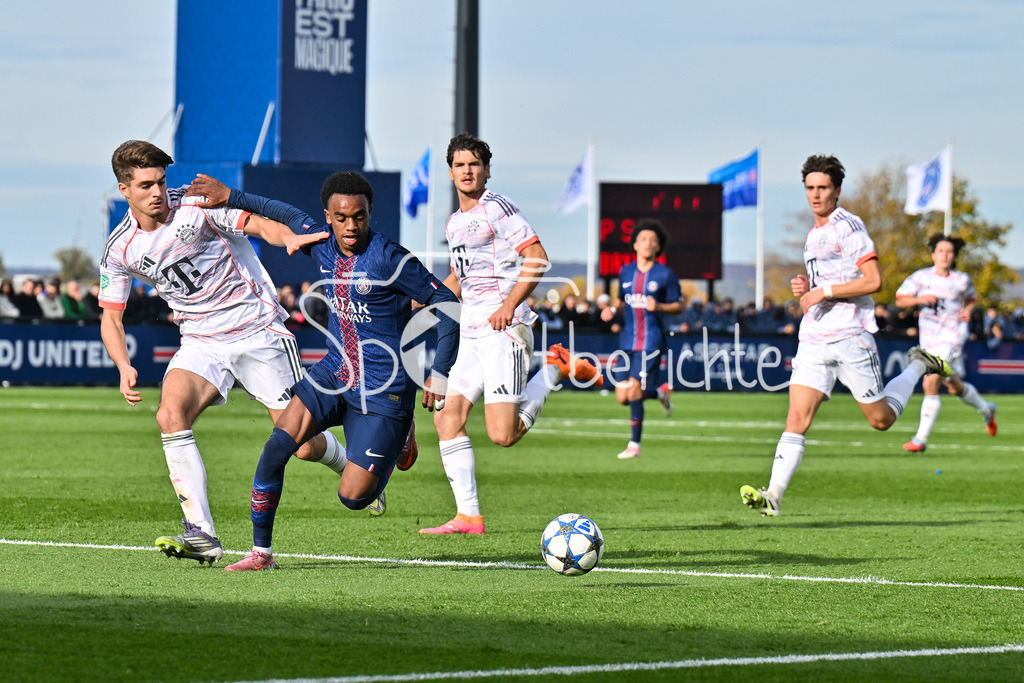 Paris Saint Germain U19 - FC Bayern München U19 | PARIS, FRANKREICH - 4. NOVEMBER: im Duell Raphael PAVLIC (FC Bayern München U19 5) und Elijah LY (PSG U19 29) beim Ligaspiel zwischen der U19 von Paris Saint Germain und der U19 des FC Bayern München am 4. Spieltag der UEFA Youth League am PSG Campus am 04.11.2025